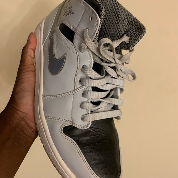 Jordan 1 Mid - Picture 2 of 4